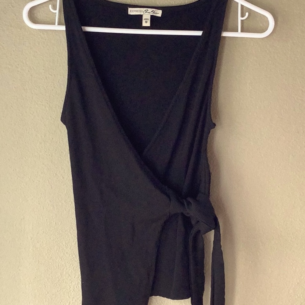 BLACK WRAP AROUND RIBBED TOP - sleeveless